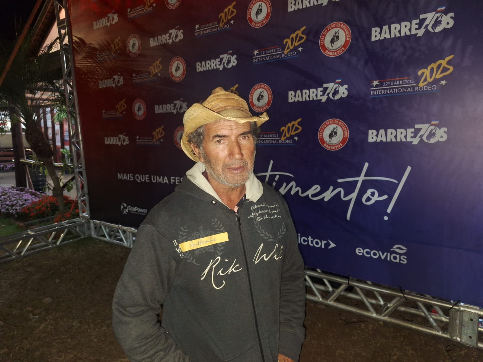 Pedro da Santa mantém tradição de conduzir imagem de Nossa Senhora nas arenas de rodeio