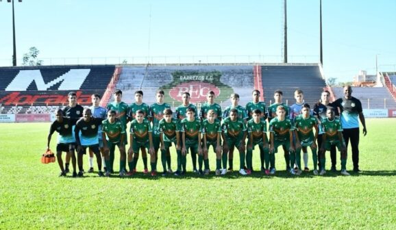 A equipe do Barretos Esporte Clube categoria Sub-15 após vitória no último final de semana diante do CAV (Clube Atlético Votuporanguense) em Barretos, está na briga por uma das duas vagas para quarta fase do Campeonato Paulista.