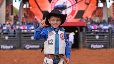 A grande final do Rodeio em Carneiros, atração tradicional da Festa do Peão de Barretos desde 2008, coroou neste domingo (31) o barretense José Augusto como campeão da edição 2025.