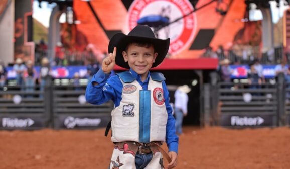 A grande final do Rodeio em Carneiros, atração tradicional da Festa do Peão de Barretos desde 2008, coroou neste domingo (31) o barretense José Augusto como campeão da edição 2025.