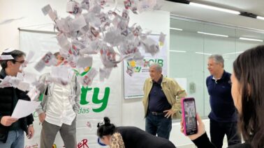 Sorteio de prêmios foi acompanhado por diretores das entidades (Foto: Divulgação)