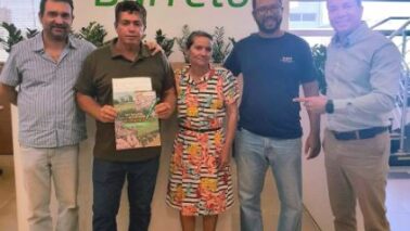A CATI regional Barretos em parceria com o Banco Cooperativa SICREDI, celebrou um marco importante para o agronegócio paulista, com a assinatura do primeiro contrato do programa Pró-Trator na região.