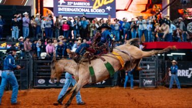 A Arena da Festa do Peão de Barretos recebeu as montarias da segunda turma do rodeio em cavalos no estilo Cutiano.