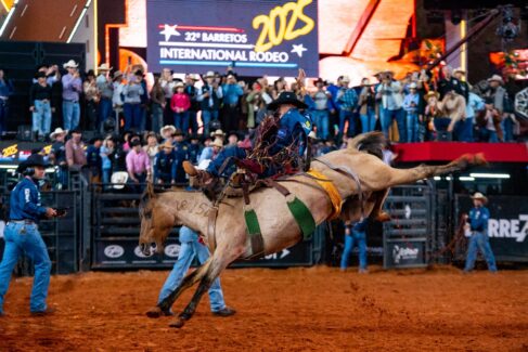 c4bf3f24-c129-4a24-bcfd-1732342327ce A Arena da Festa do Peão de Barretos recebeu as montarias da segunda turma do rodeio em cavalos no estilo Cutiano.