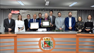 Homenagem a Uebe Rezeck reuniu autoridades e convidados na Câmara barretense (Foto: Comunicação Câmara)