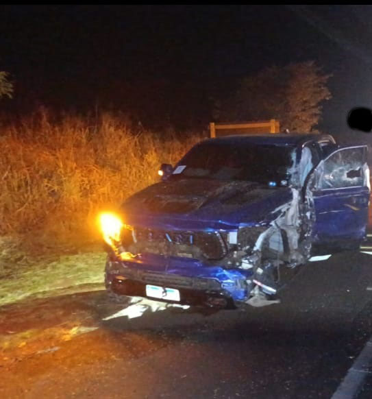 Caminhonete colide com carreta carregada de soja na rodovia