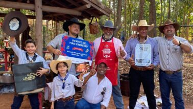 Comitiva Devotos de Tião Carreiro ganha concurso Queima do Alho