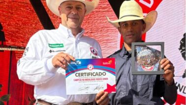 O jovem Guilherme Santana Meira, de São Jorge do Patrocínio (PR), sagrou-se bicampeão do Rodeio Júnior na Festa do Peão de Barretos, somando 340,50 pontos. Aos 17 anos, ele já havia conquistado o título em 2024 e agora consolida seu nome entre as grandes revelações da arena.