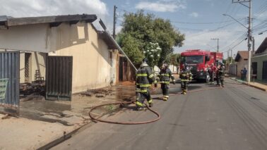 Bombeiros apagam incêndio em residência no Barretos II (Foto: O Diário de Barretos)