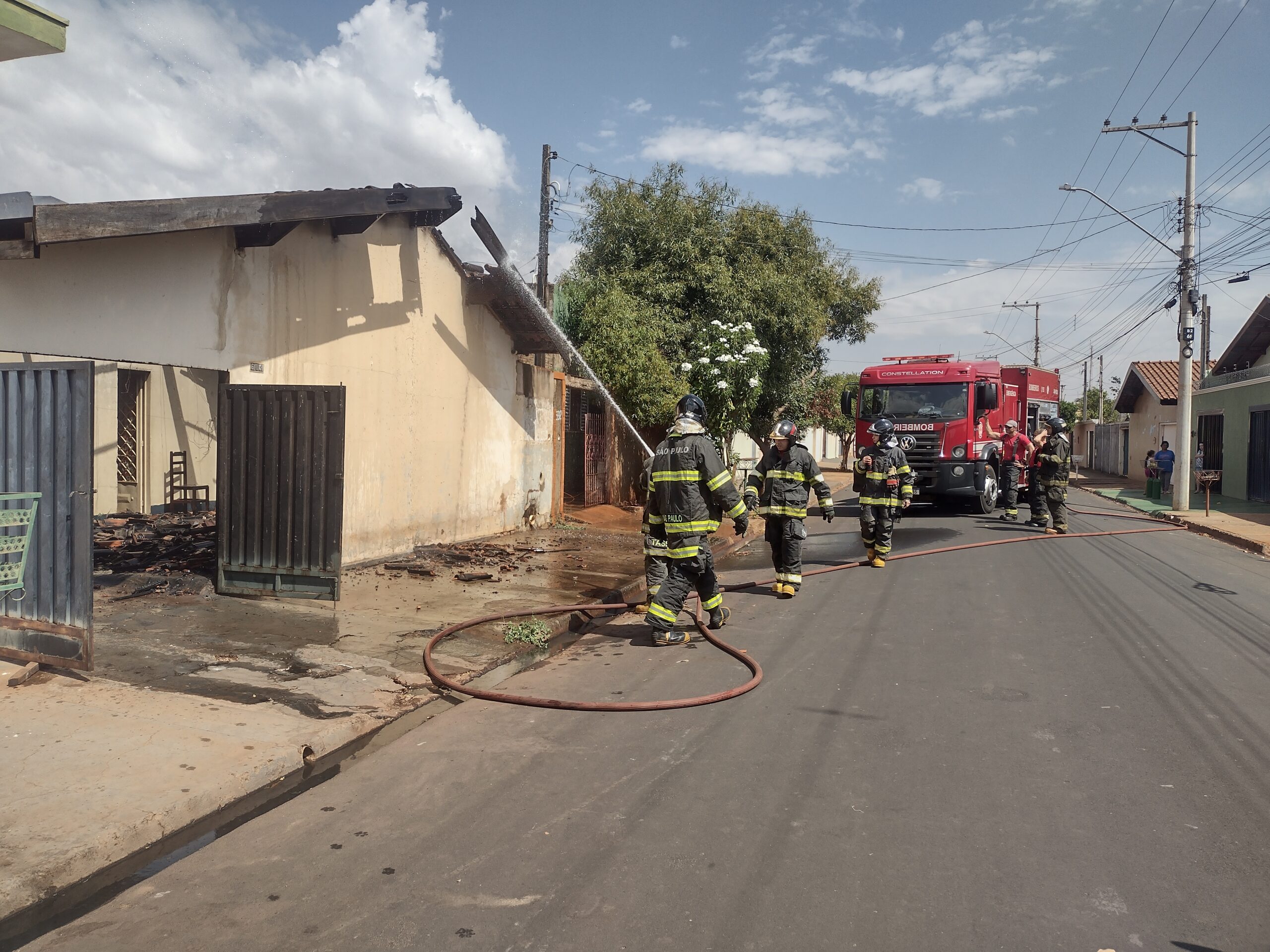 Bombeiros apagam incêndio em residência no Barretos II