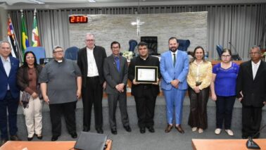 A Câmara Municipal realizou sessão solene na noite de quinta (14), para a entrega do Título de Cidadão Honorário de Barretos ao padre Thiago Freitas dos Reis.