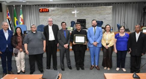 homenagem A Câmara Municipal realizou sessão solene na noite de quinta (14), para a entrega do Título de Cidadão Honorário de Barretos ao padre Thiago Freitas dos Reis.