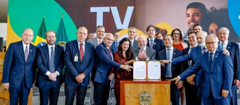 Presidente Lula assinou decreto ao lado de ministros e de representantes das principais emissoras de televisão aberta do país, incluindo o barretense Monteiro Neto, da Rede Vida (Foto: – Ricardo Stuckert) Presidente Lula assinou decreto ao lado de ministros e de representantes das principais emissoras de televisão aberta do país, incluindo o barretense Monteiro Neto, da Rede Vida (Foto: - Ricardo Stuckert)