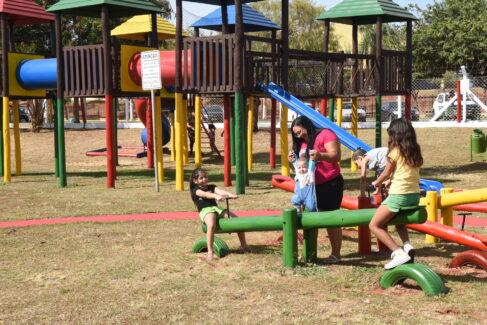 parque lago O Parque Infantil da Região dos Lagos foi totalmente revitalizado e reaberto ao público, após um período de interdição devido às más condições estruturais.