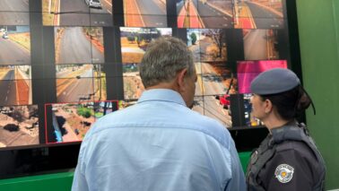 Prefeito Odair e major Esther no centro de monitoramento