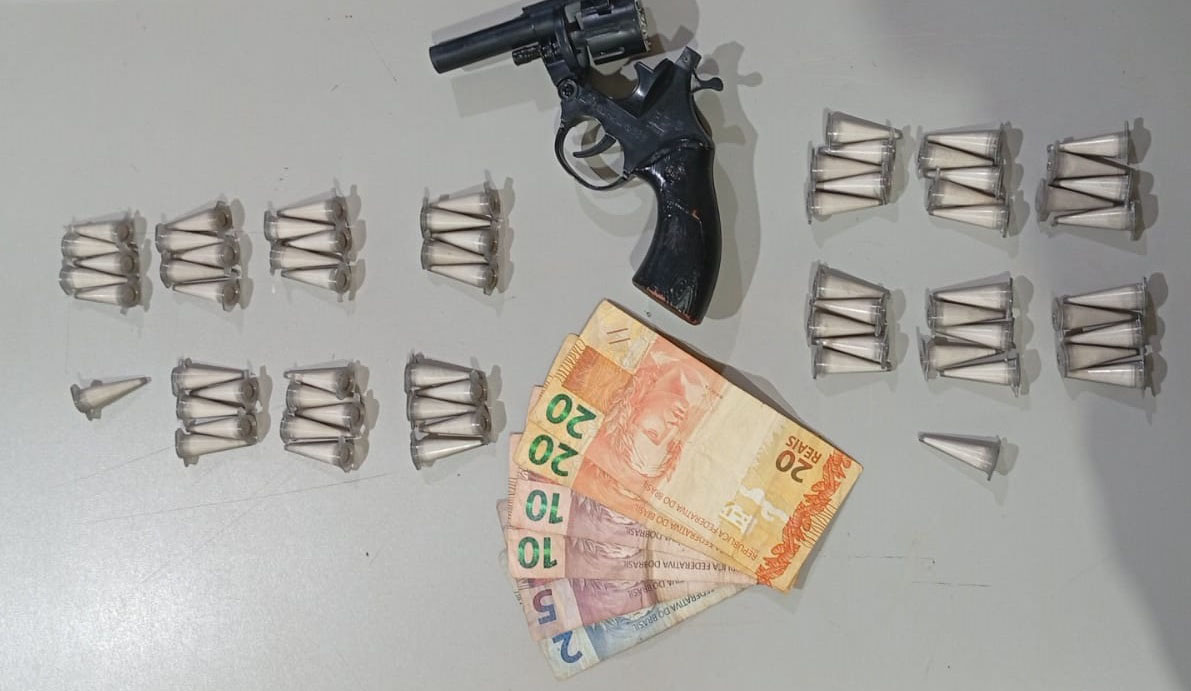 Polícia Militar surpreende dois na prática de tráfico de entorpecente