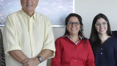 PRÊMIO: Ao lado do prefeito Antônio Manoel “Junão”, Vânia comemora a conquista