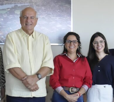 produtora rural guaira PRÊMIO: Ao lado do prefeito Antônio Manoel “Junão”, Vânia comemora a conquista