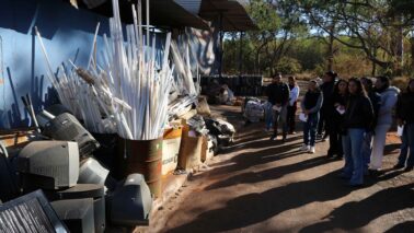 Estudantes durante a visita na usina de triagem do município (Foto: Divulgação)