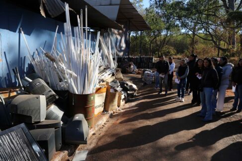 Estudantes durante a visita na usina de triagem do município (Foto: Divulgação)