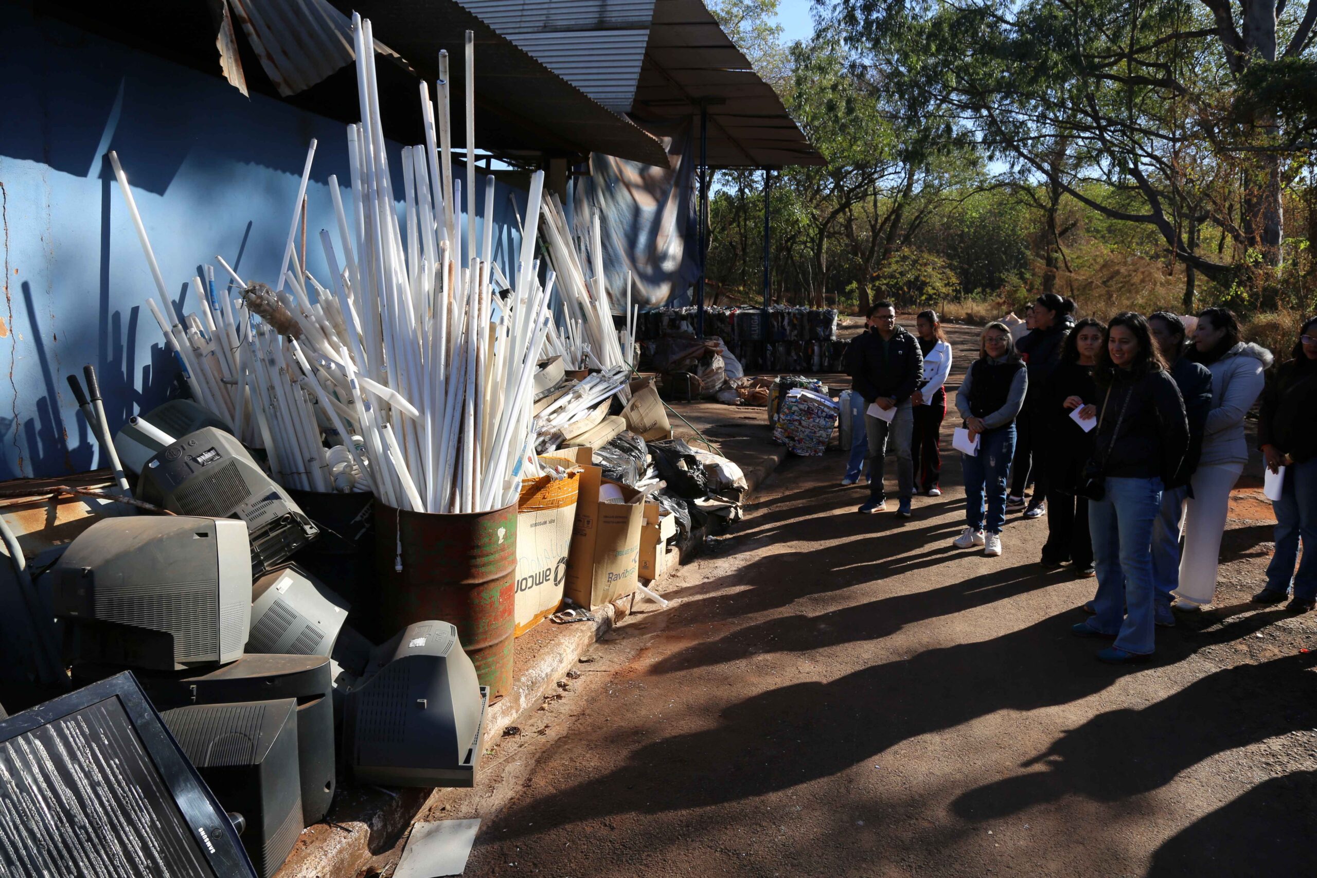 Estudantes conhecem gestão dos recicláveis em Barretos
