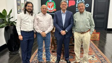 Barretenses Dutra, Jeronimo e Hussein com o governador Tarcísio (Foto: Divulgação)