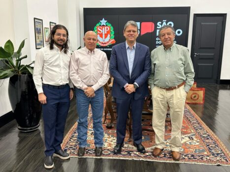 Barretenses Dutra, Jeronimo e Hussein com o governador Tarcísio (Foto: Divulgação) Barretenses Dutra, Jeronimo e Hussein com o governador Tarcísio (Foto: Divulgação)