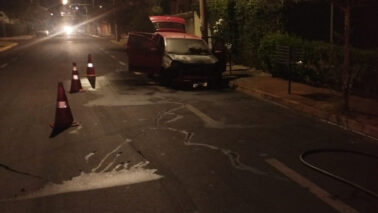 Incêndio causa danos em veículo na área central (Foto: O Diário de Barretos)