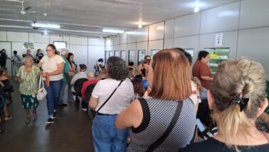 Fila para atendimento na Farmácia de Alto Custo na manhã de terça-feira, 30 de setembro