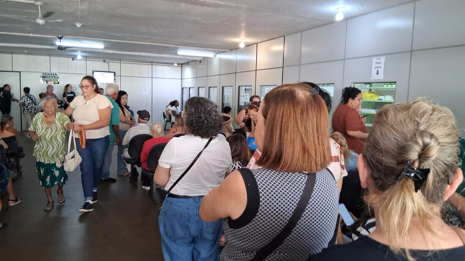 Fila e superlotação reacendem críticas ao atendimento na farmácia de Alto Custo
