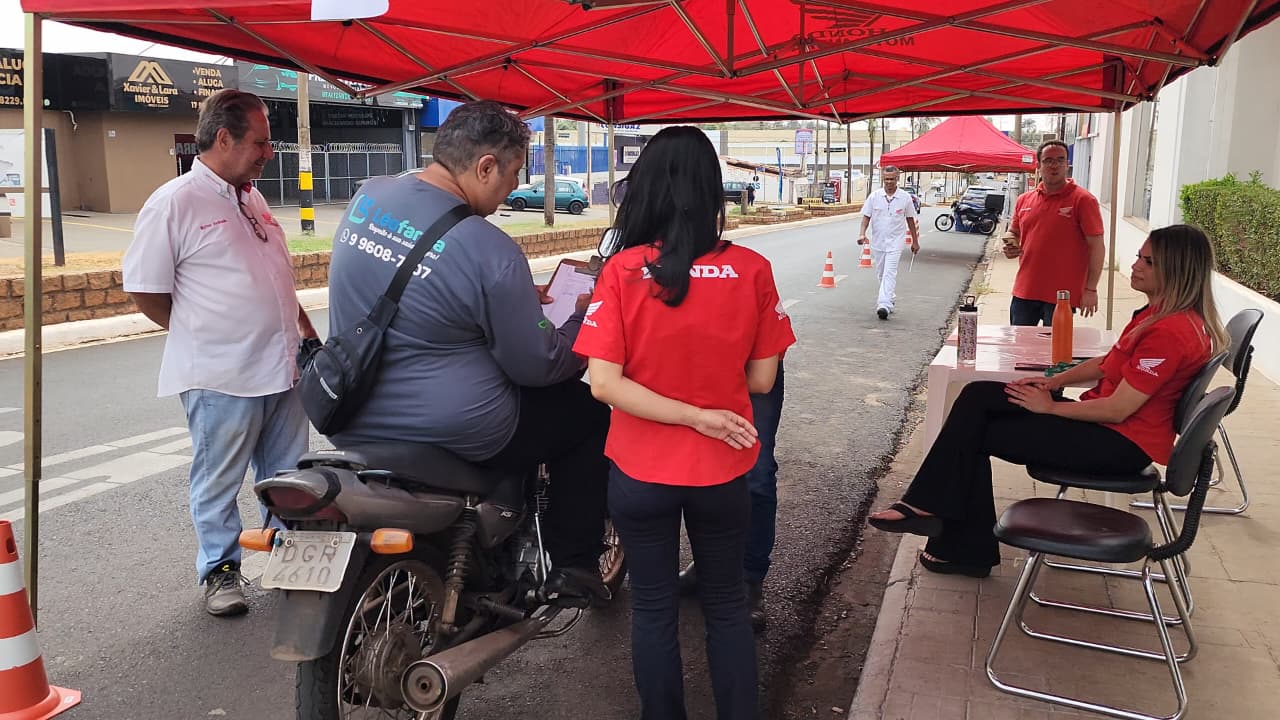 Concessionária de motos verifica itens de segurança na Semana Nacional do Trânsito