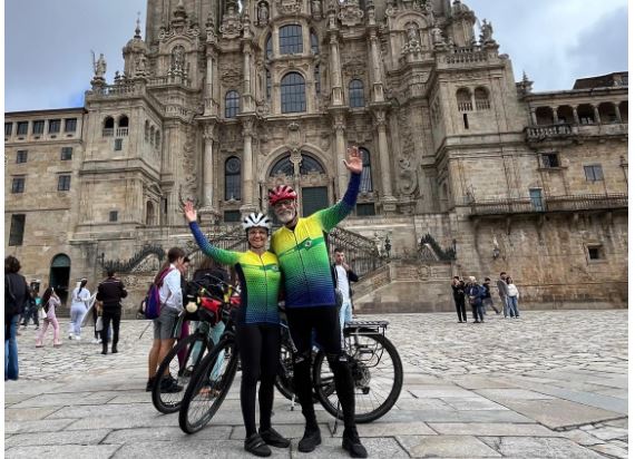 Casal conclui de bicicleta peregrinação pelo caminho de Santiago de Compostela