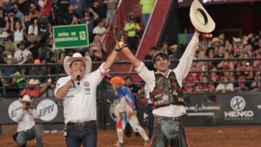 Brasileiro Vitor Dias é campeão invicto do 32º Barretos International Rodeo