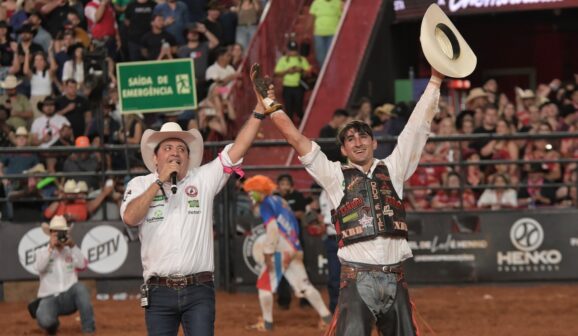 Brasileiro Vitor Dias é campeão invicto do 32º Barretos International Rodeo