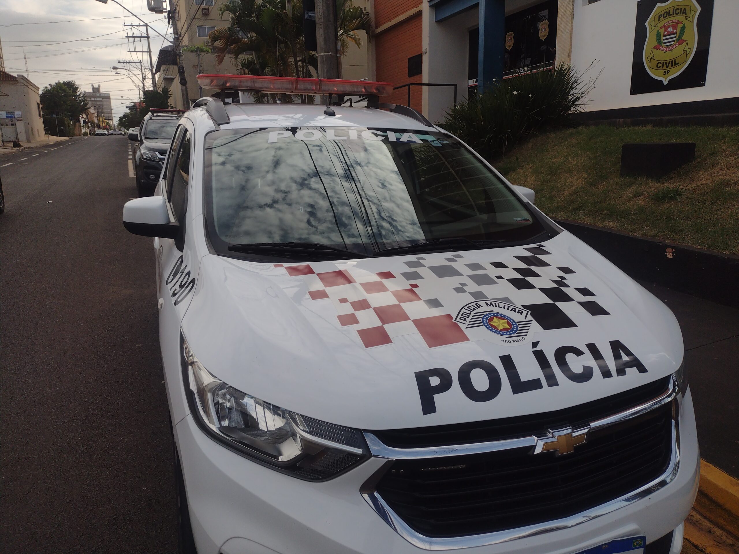 Colisão envolve carro e moto no bairro Baroni