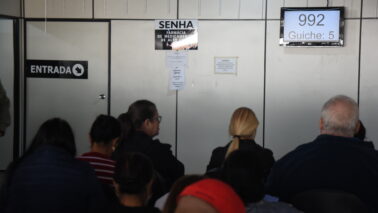 Usuários aguardam para retirada de medicamentos em farmácia de alto custo