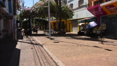 Calçadão da avenida 17 tem vários espaços comerciais fechados