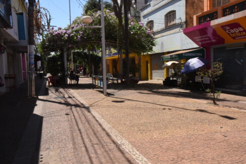 Calçadão da avenida 17 tem vários espaços comerciais fechados Calçadão da avenida 17 tem vários espaços comerciais fechados