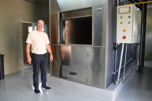 TIN_9490 Com investimento de R$ 2,5 milhões, está em funcionamento em Barretos, desde maio, o Crematório Jardim das Oliveiras, que conta com estrutura projetada para dois fornos e câmara fria: um destinado à cremação de humanos e outro para animais.