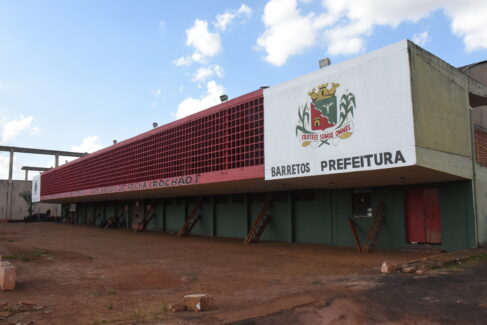 O ginásio municipal de esportes João Batista da Rocha, o Rochão, está interditado desde o dia 27 de maio devido a decisão do juiz Luiz Fernando Silva Oliveira, da 2ª Vara Cível de Barretos.