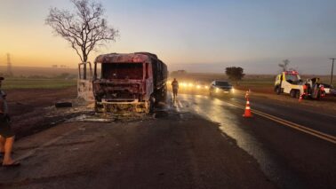 Incêndio destrói caminhão na rodovia Faria Lima (Foto: O Diário de Barretos)