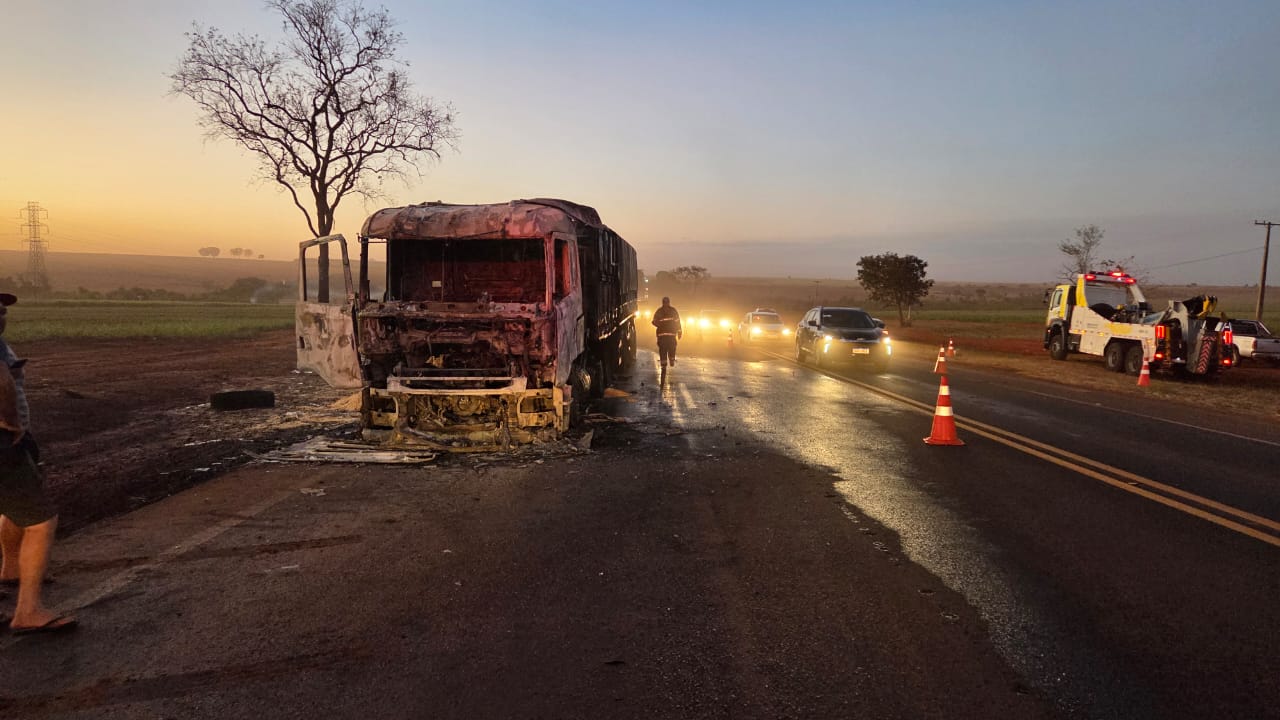 Incêndio destrói caminhão na rodovia Brigadeiro Faria Lima