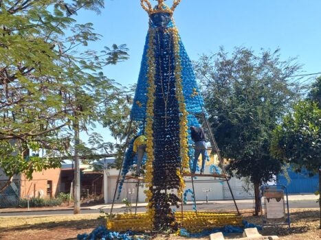 PROMESSA: Estrutura de imagem sendo desmontada para seguir até MG Imagem deixará praça para cumprimento de promessa