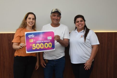 PRÊMIO: Carlos Henrique recebeu o prêmio ao lado de Suzana e Michele Reis (GMB) Promoção 3 em 1 do GMB premia consumidor