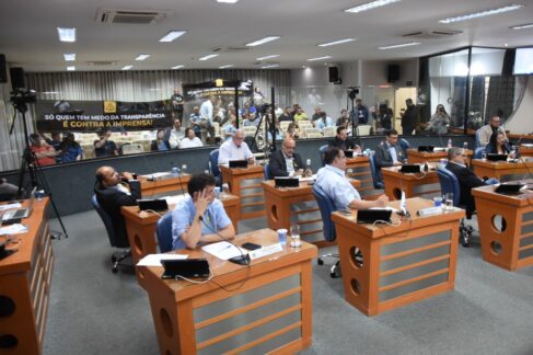 MOBILIZAÇÃO: Profissionais de imprensa em manifesto silencioso durante a sessão Câmara aprova projeto sobre publicidade institucional em Barretos