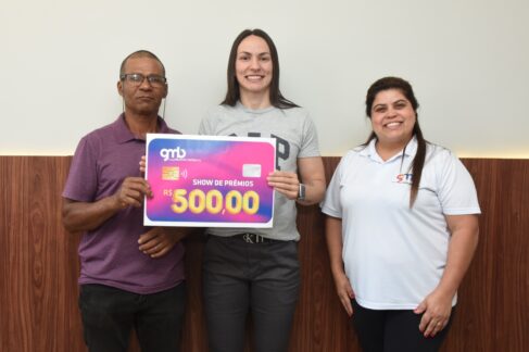 PRÊMIO: Luís, contemplado da promoção ao lado de Deise e Michele Reis (GMB) Cliente comemora prêmio de promoção do GMB