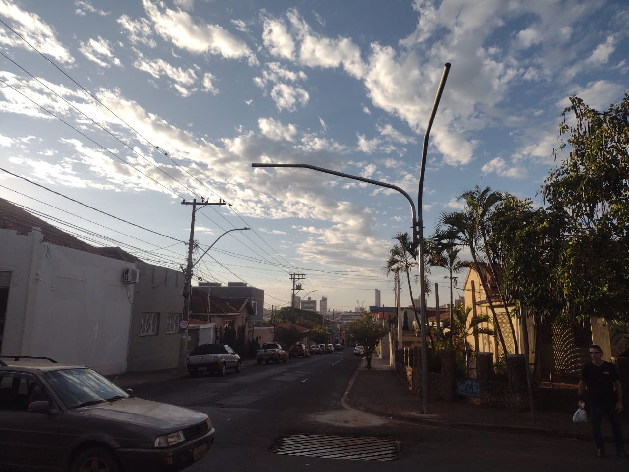 Trânsito inicia implantação de semáforo em cruzamento na rua 20