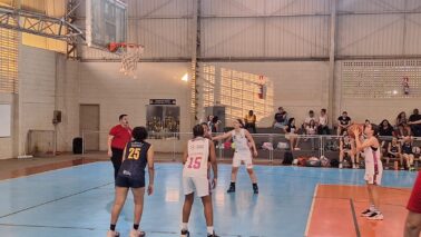 As meninas da equipe do Colégio FEB/APAB Barretos que estão na liderança do Campeonato Paulista de Basquete, categoria Sub-13 com nove jogos realizados