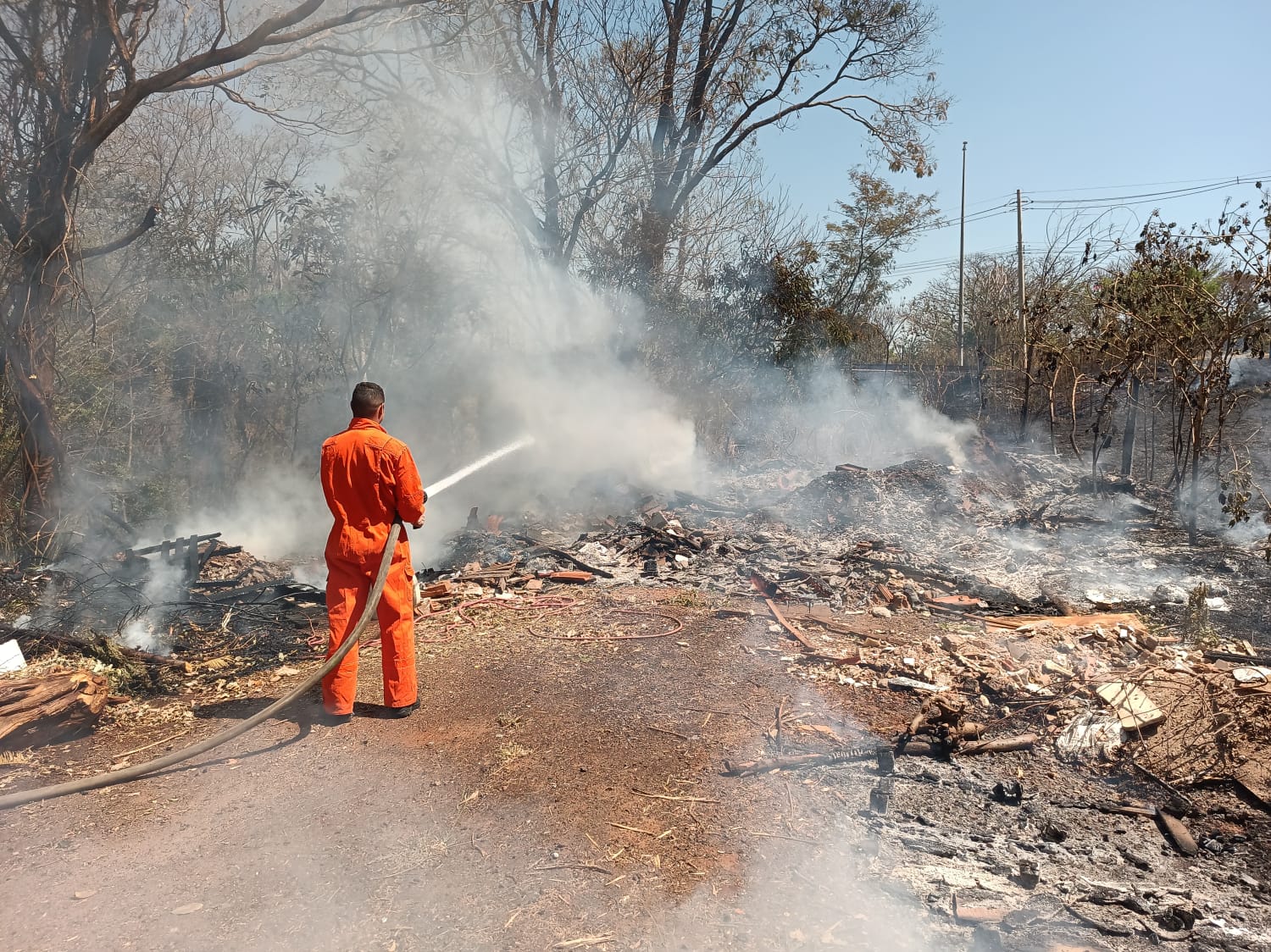 Bombeiros apagam incêndio em entulho e vegetação no bairro Pereira