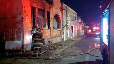 Bombeiros apagam incêndio em imóvel na área central (Foto: O Diário de Barretos)